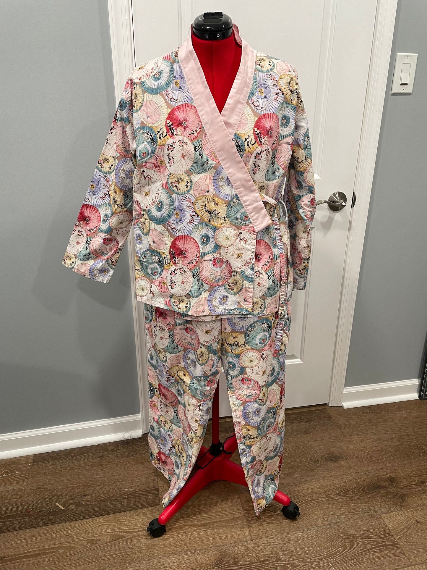 Pink umbrella print Asian style women's pajamas